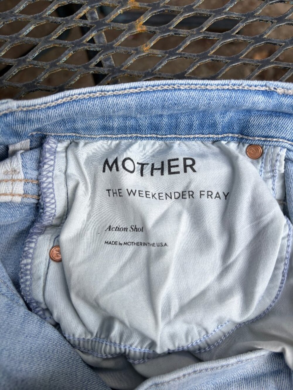 MOTHER The Weekender Fray Jeans – Size 27 – Distressed Flare - Picture 15 of 16
